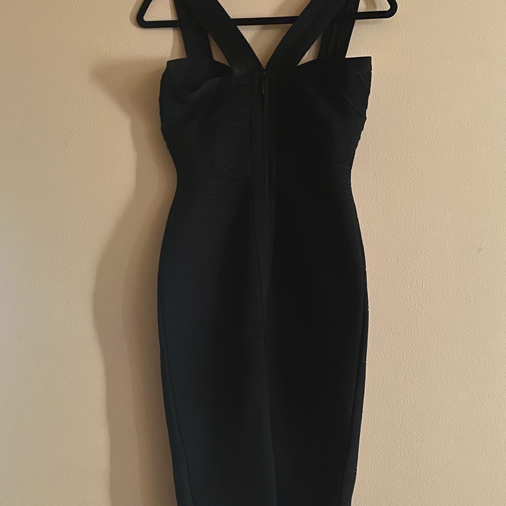 Black form fitting dress - Picture 3 of 4